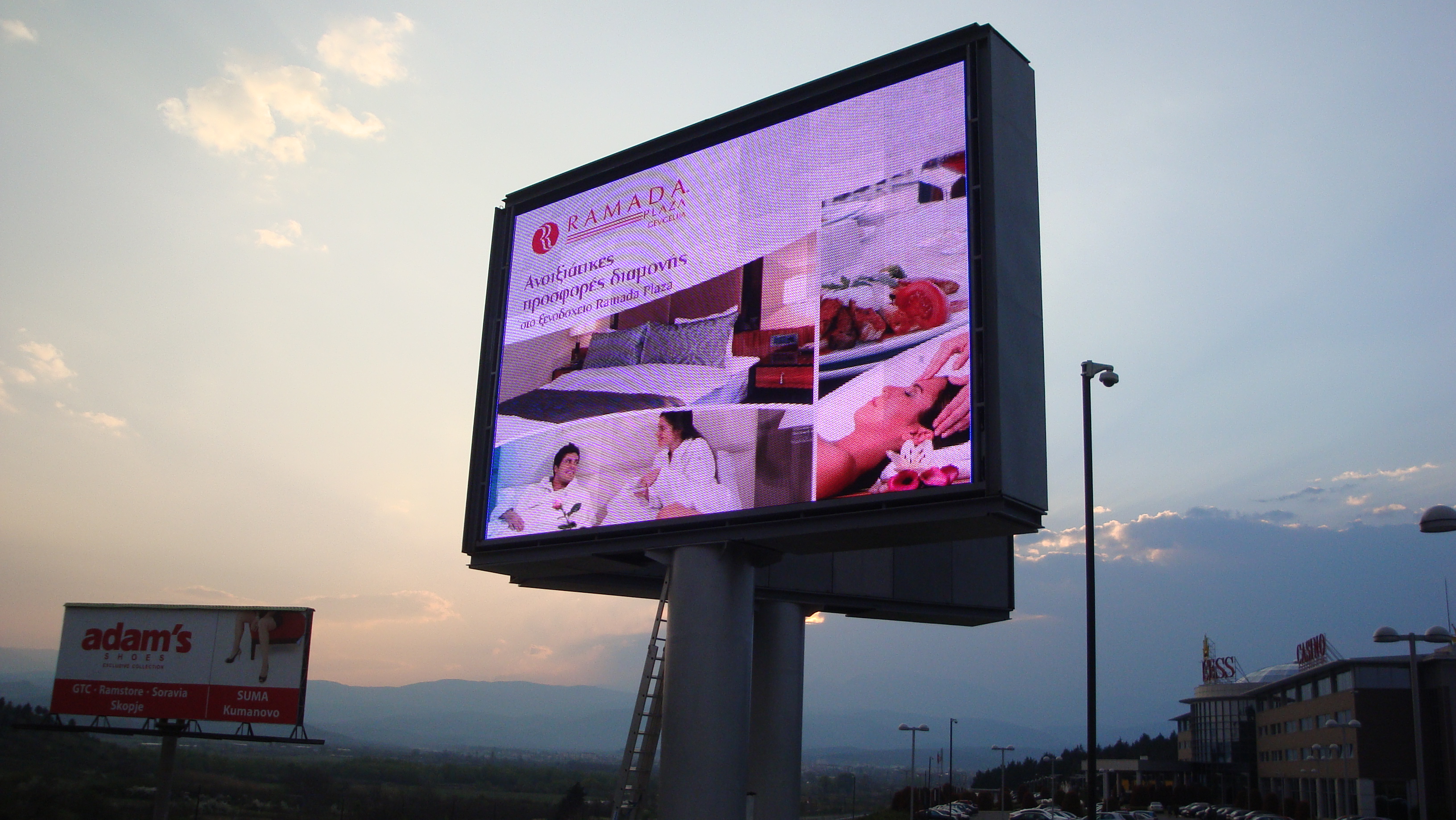 Рекламные дисплеи. Рекламный экран уличный. Рекламный щит с экраном. Монитор для рекламы на улице. Рекламные видеоэкраны.